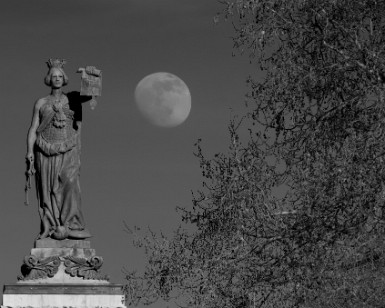 Monumento a los Fueros